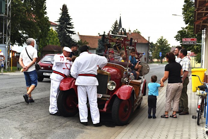 Hejtman Ladislav Okleštěk pokřtil nový automobil jednotky SDH v Majetíně