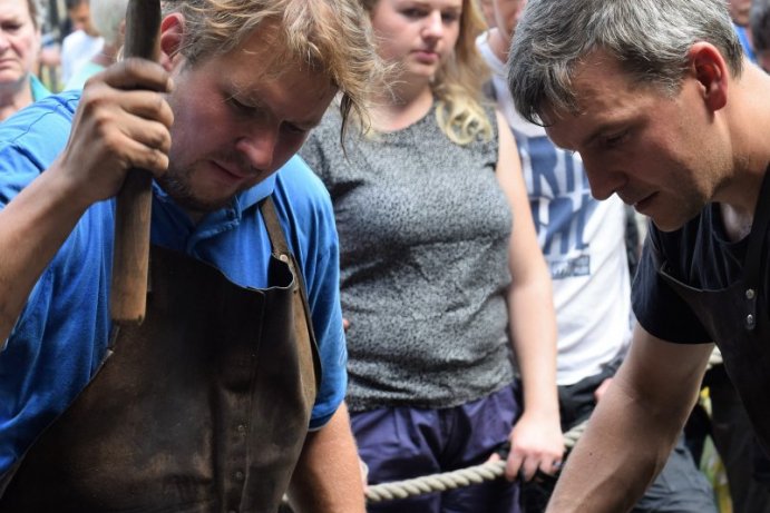 Hejtman Ladislav Okleštěk ocenil nejlepší kováře na Hefaistonu