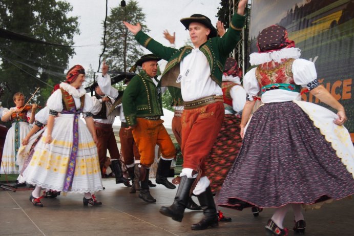 Hejtman Ladislav Okleštěk se zúčastnil mezinárodního folklorního festivalu ve Velké Bystřici