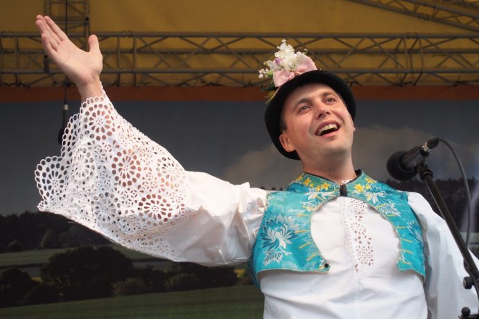 Hejtman Ladislav Okleštěk se zúčastnil mezinárodního folklorního festivalu ve Velké Bystřici