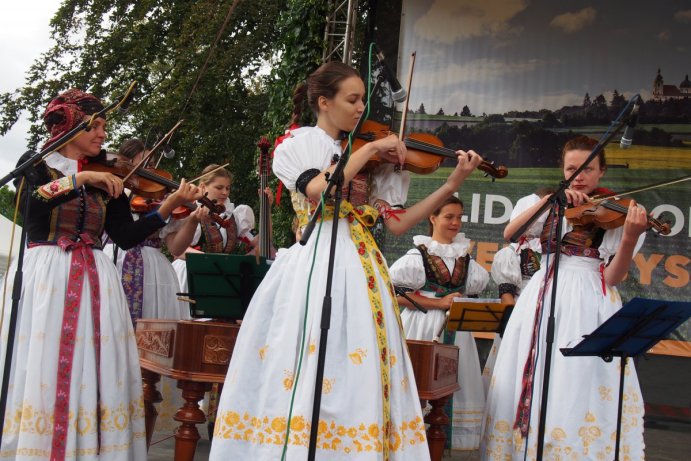 Hejtman Ladislav Okleštěk se zúčastnil mezinárodního folklorního festivalu ve Velké Bystřici