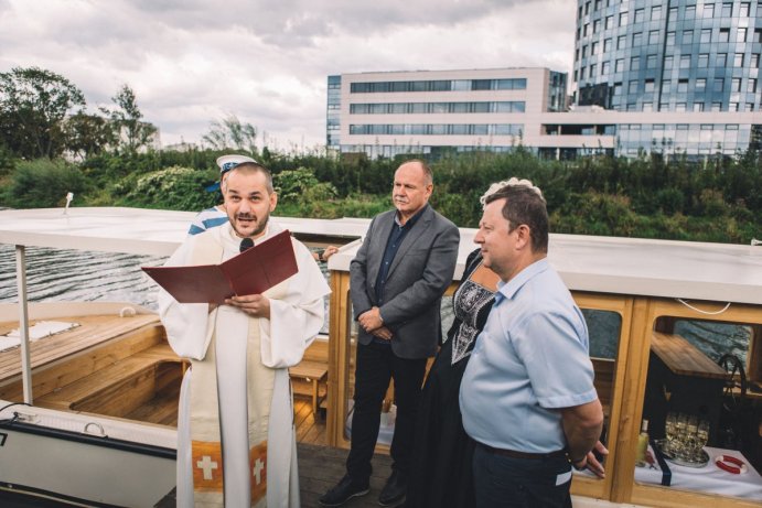 Řeku Moravu v Olomouci brázdí Marie Terezie. Novou loď pokřtil hejtman Ladislav Okleštěk Foto: Jan Andrash