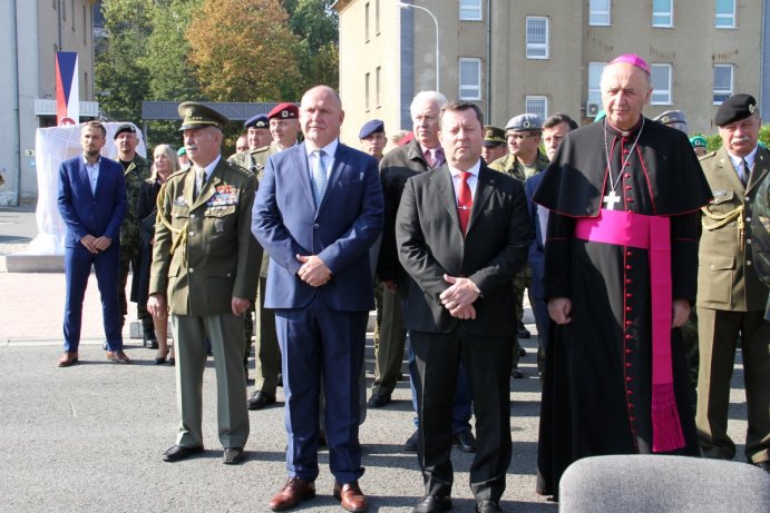 Slavnostní odhalení pomníku válečným veteránům