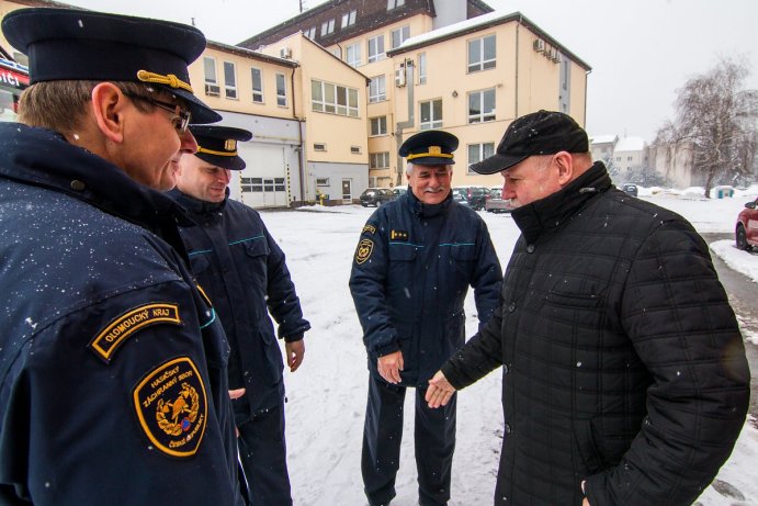 Na tyhle dárky balicí papír nestačil. Hasiči dostali nová auta