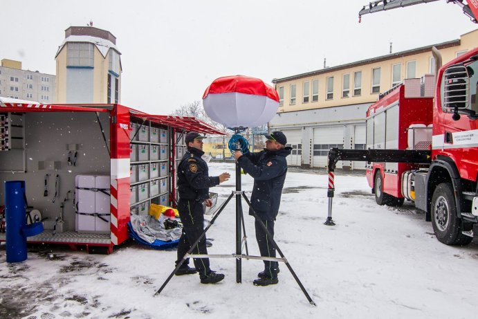 Na tyhle dárky balicí papír nestačil. Hasiči dostali nová auta