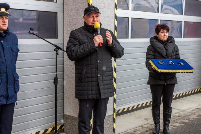 Na tyhle dárky balicí papír nestačil. Hasiči dostali nová auta