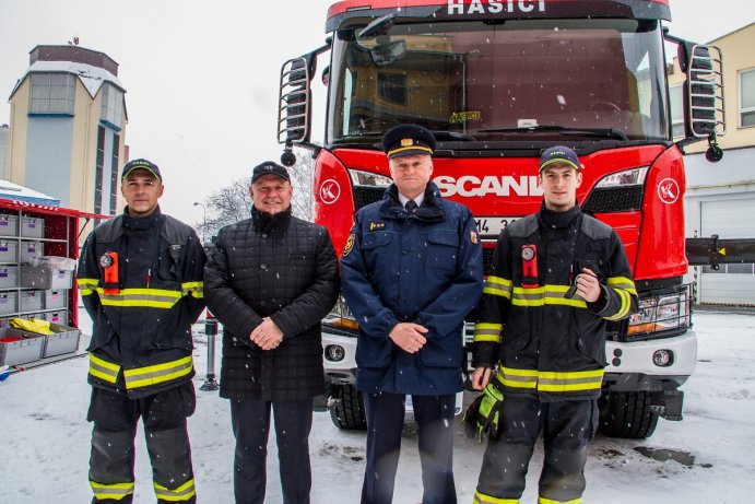 Na tyhle dárky balicí papír nestačil. Hasiči dostali nová auta