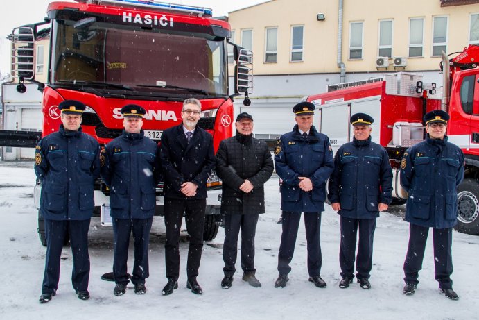 Na tyhle dárky balicí papír nestačil. Hasiči dostali nová auta