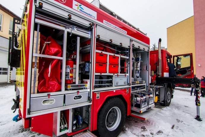 Na tyhle dárky balicí papír nestačil. Hasiči dostali nová auta