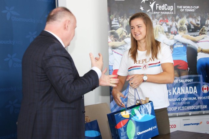 Hejtman Ladislav Okleštěk přijal hráčky českého fedcupového týmu 