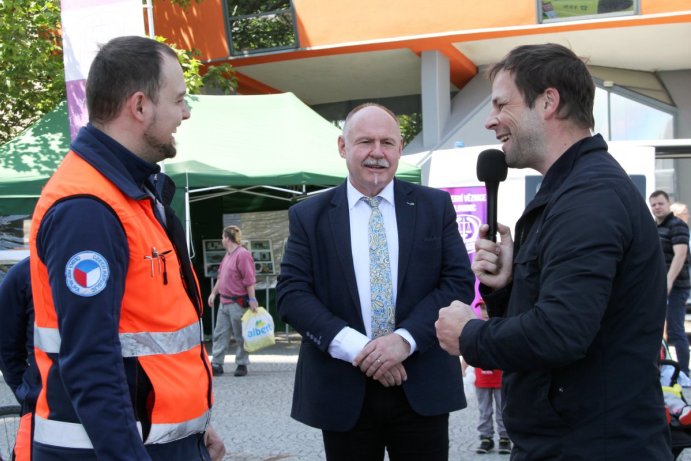 Dětský den se složkami IZS bavil před budovou Olomouckého kraje