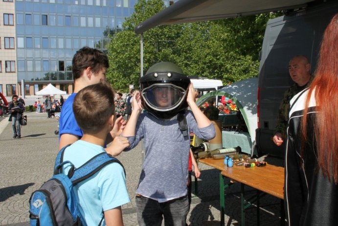 Dětský den se složkami IZS bavil před budovou Olomouckého kraje