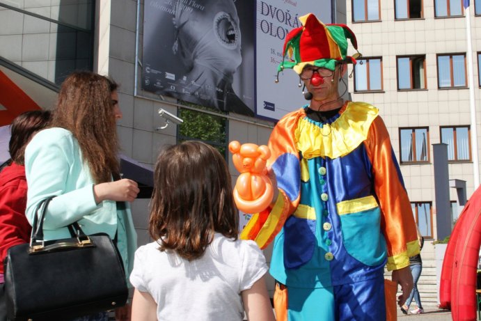 Dětský den se složkami IZS bavil před budovou Olomouckého kraje