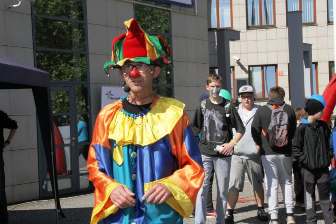 Dětský den se složkami IZS bavil před budovou Olomouckého kraje