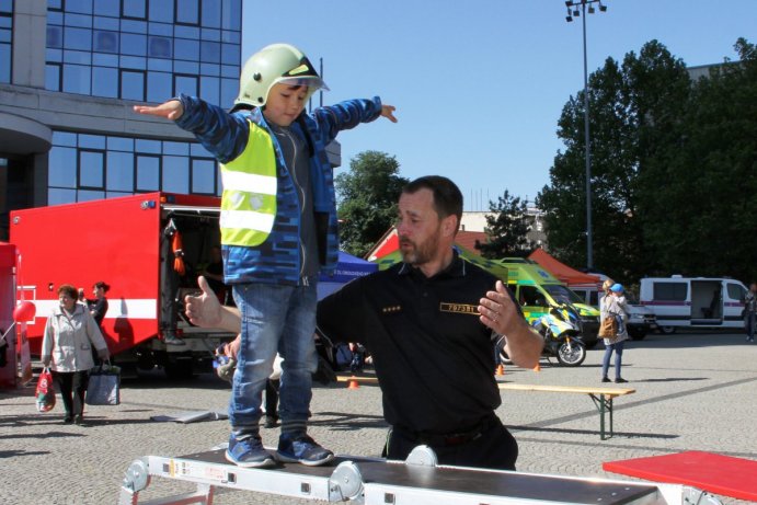 Dětský den se složkami IZS bavil před budovou Olomouckého kraje