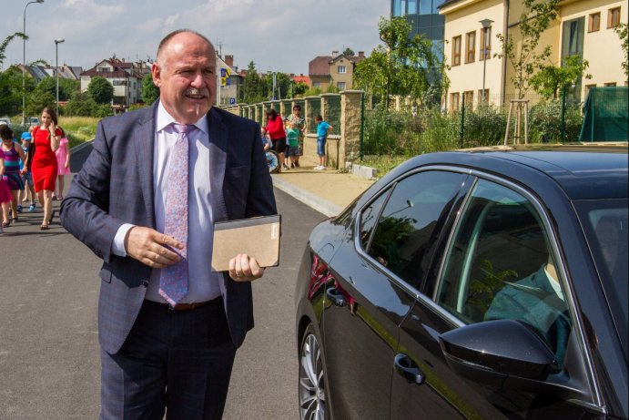 Stěhování do nového depozitáře skončilo. Poslední svazek přenesl hejtman