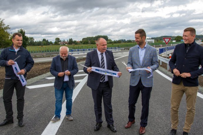 Hejtman Ladislav Okleštěk se zúčastnil otevření křižovatky u Olšan u Prostějova 