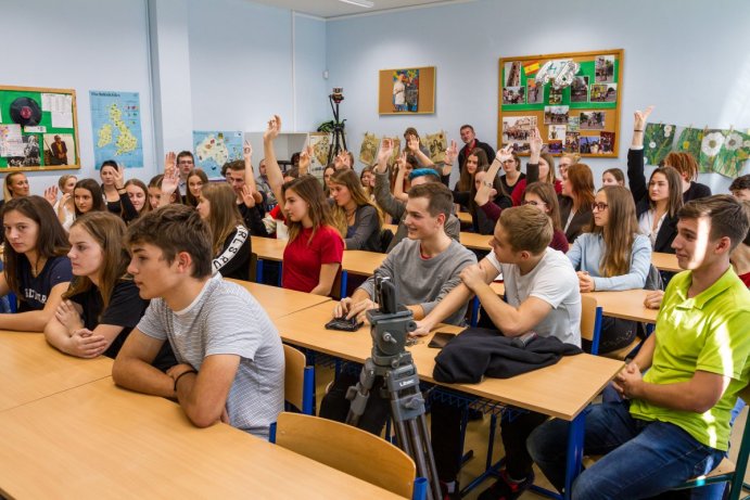 Hejtman skončil na dlažbě. Úřadoval před nádražím