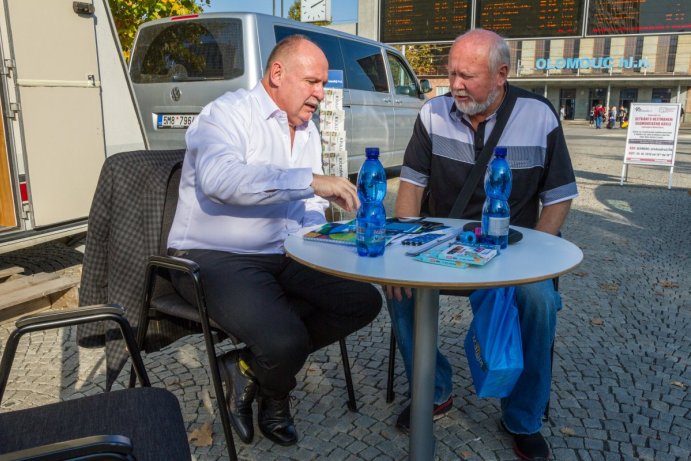 Hejtman skončil na dlažbě. Úřadoval před nádražím