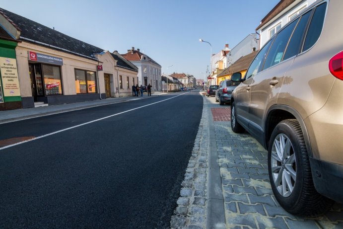 Z ošklivé výpadovky je moderní silnice. Kraj stavbu podpořil milióny korun 