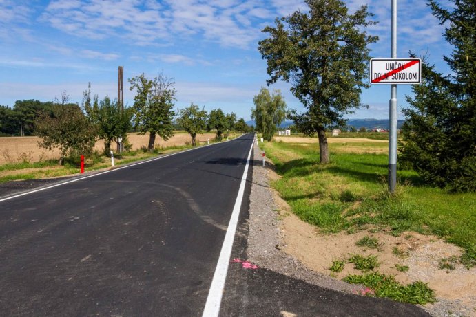 Kraj má další opravenou silnici. Po novém se jezdí z Uničova do Dlouhé Loučky