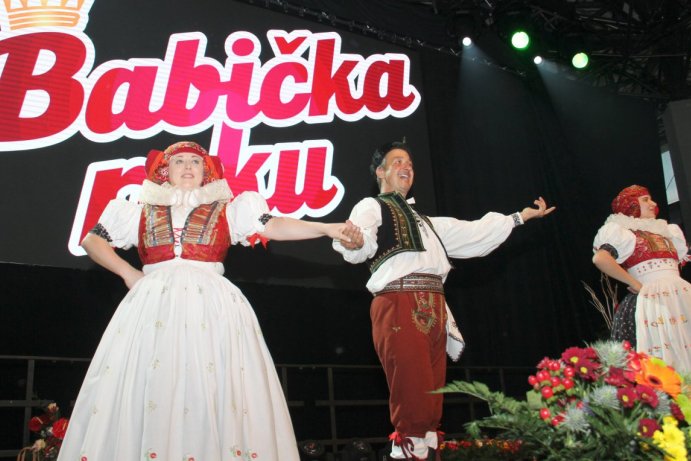 Babičkou roku je Marie Rozmanová. Porotu i diváky nadchla svou ohebností při cvičení jógy