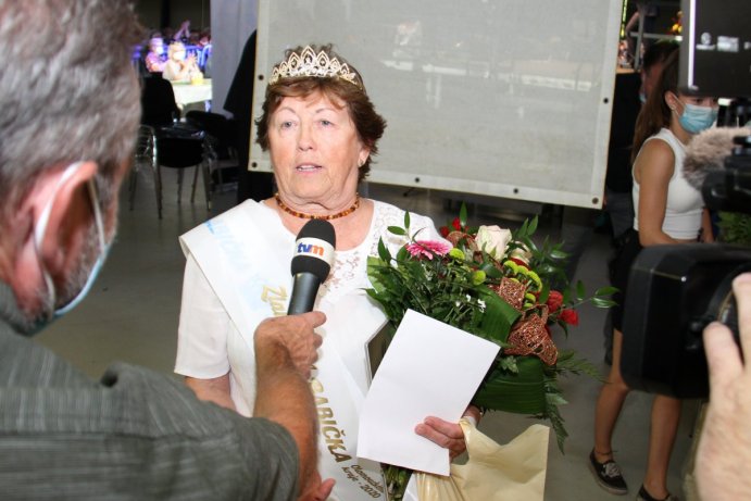 Babičkou roku je Marie Rozmanová. Porotu i diváky nadchla svou ohebností při cvičení jógy