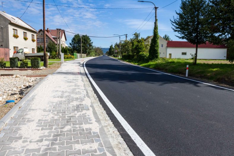 Kraj má další opravenou silnici. Po novém se jezdí z Uničova do Dlouhé Loučky