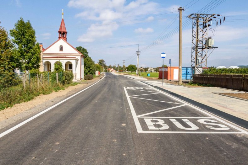 Přes Porubu pojedeme bezpečněji. Kraj nechal opravit průtah obcí