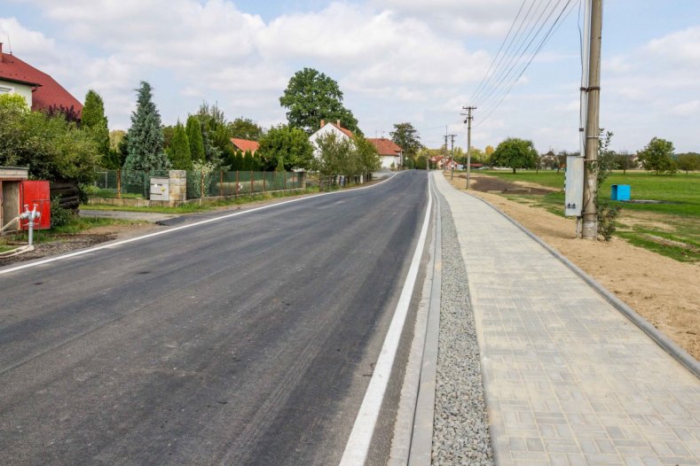 Přes Porubu pojedeme bezpečněji. Kraj nechal opravit průtah obcí