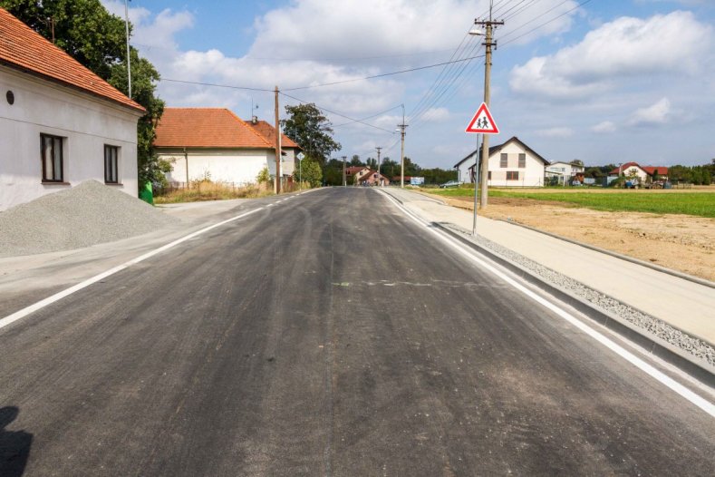 Přes Porubu pojedeme bezpečněji. Kraj nechal opravit průtah obcí