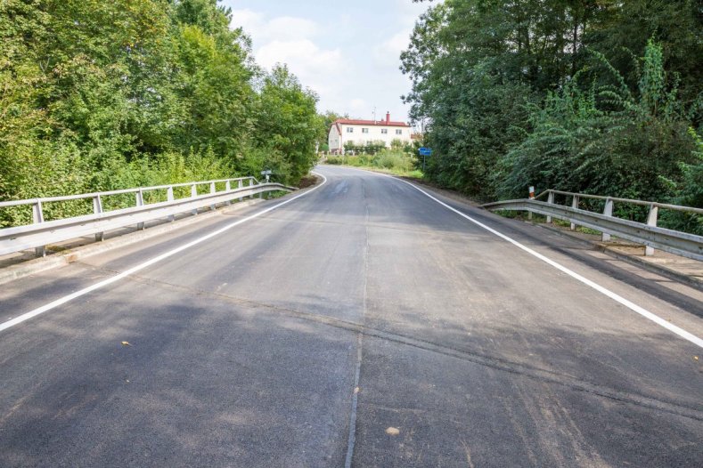 Přes Porubu pojedeme bezpečněji. Kraj nechal opravit průtah obcí