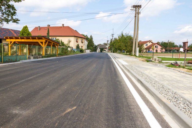 Přes Porubu pojedeme bezpečněji. Kraj nechal opravit průtah obcí