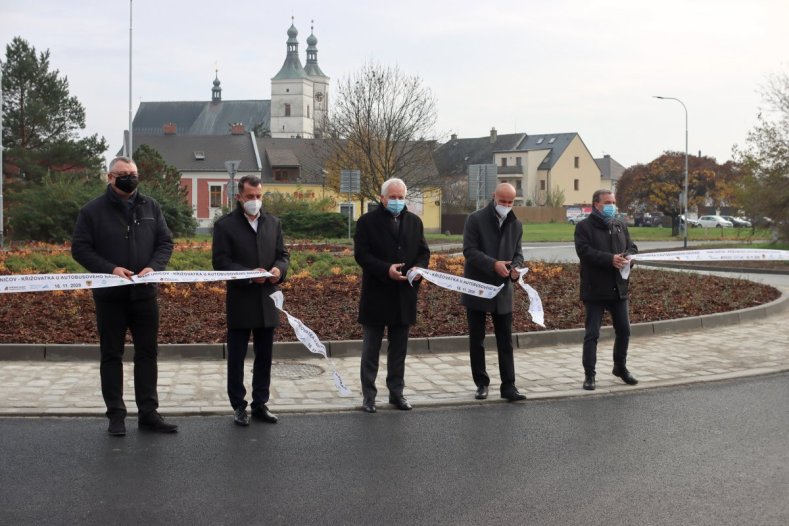 Klidnější a bezpečnější doprava v Uničově. Díky novému kruhovému objezdu    Foto: Marek Juráň 