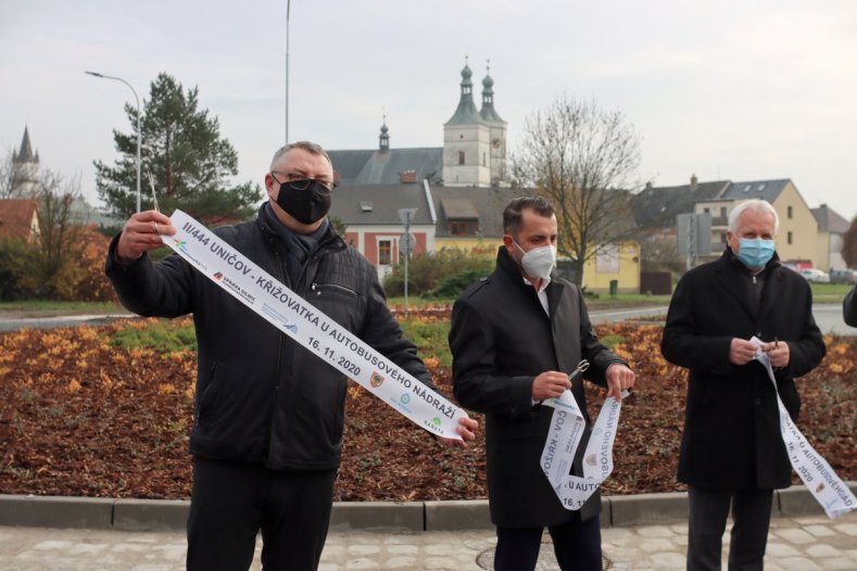 Klidnější a bezpečnější doprava v Uničově. Díky novému kruhovému objezdu     Foto: Marek Juráň 