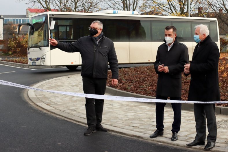 Klidnější a bezpečnější doprava v Uničově. Díky novému kruhovému objezdu    Foto: Marek Juráň 