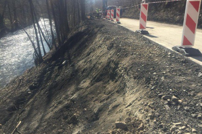 	Olomoucký kraj zprůjezdní sesutou silnici u Hanušovic