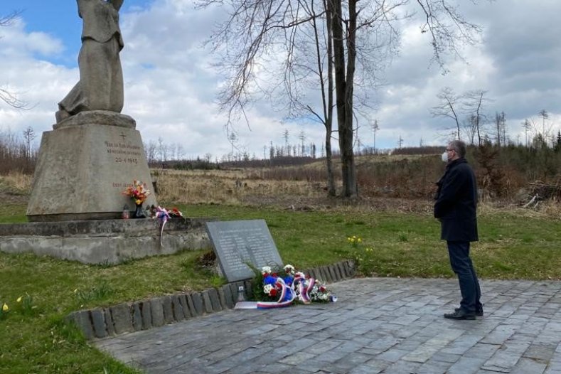 Náměstek hejtmana Ivo Slavotínek uctil památku obětí zákřovské tragédie