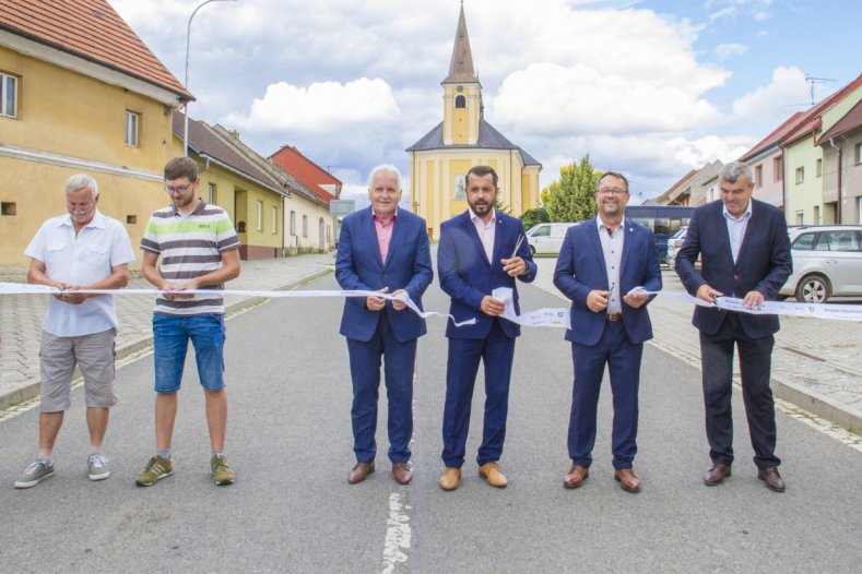 Průtah Všechovicemi prošel opravou. Na nákladech se podílely kraj i obec