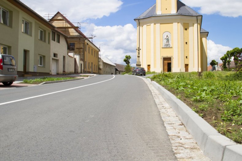 Průtah Všechovicemi prošel opravou. Na nákladech se podílely kraj i obec