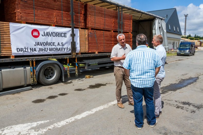 Na jih Moravy zamířila materiální pomoc z pily v Ptenském Dvorku. S navázáním kontaktu pomohl hejtman