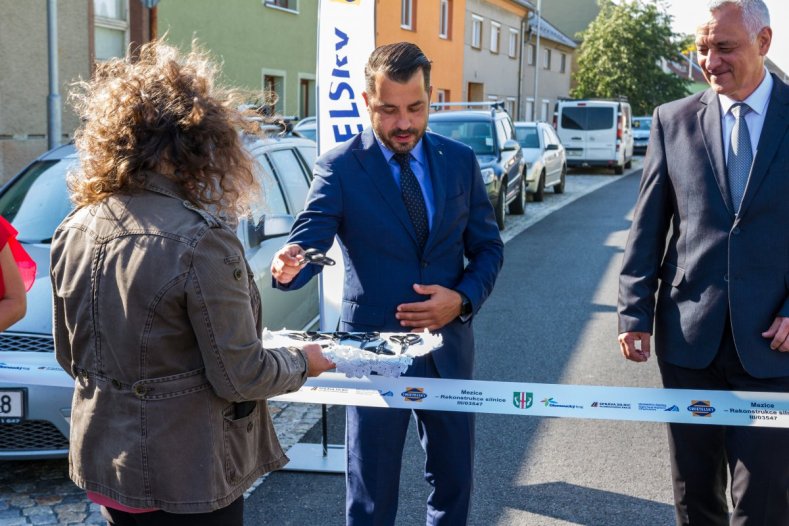 V Mezicích to jezdí jako po másle. Obec má novou silnici