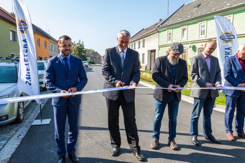 V Mezicích to jezdí jako po másle. Obec má novou silnici