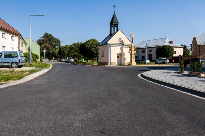 V Mezicích to jezdí jako po másle. Obec má novou silnici