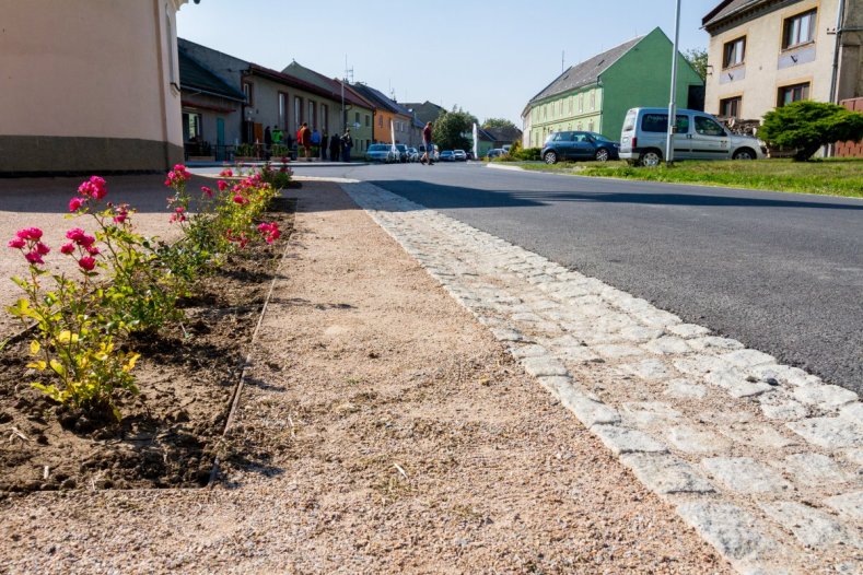 V Mezicích to jezdí jako po másle. Obec má novou silnici