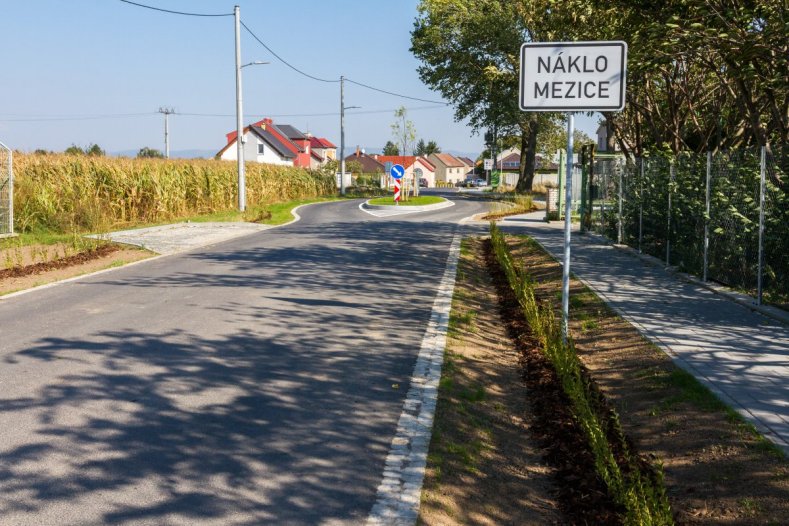 V Mezicích to jezdí jako po másle. Obec má novou silnici