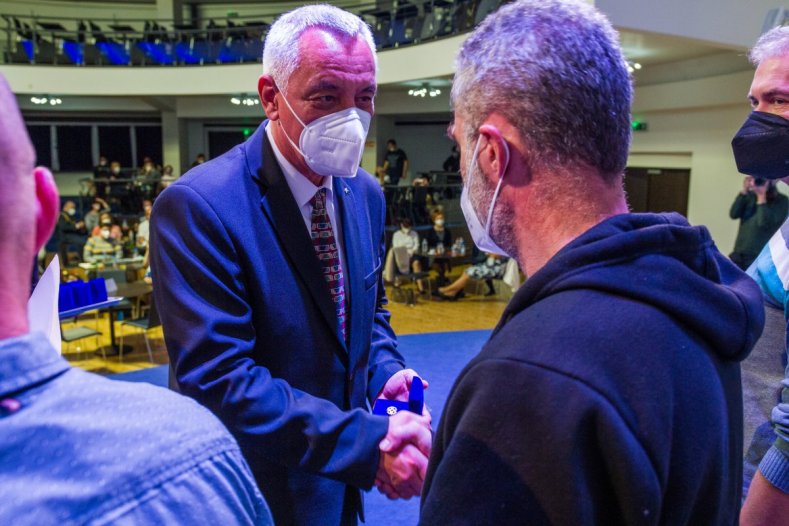 Hejtman Olomouckého kraje ocenil dárce krve. Předal jim Zlaté kříže