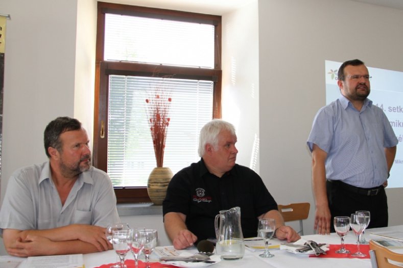 zleva Ing. arch. Pavel Röder, vedoucí odboru strategického rozvoje Olomouckého kraje, Mgr. Jaroslav Střelák, starosta obce Krumsín a předseda mirkoregionu Plumlovsko, Ing. Pavel Horák, náměstek hejtmana Olomouckého kraje