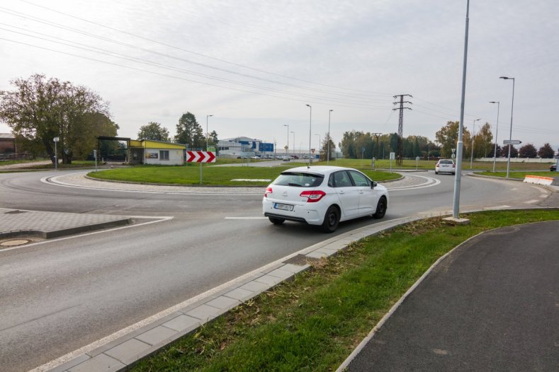 Nepřehlednou křižovatku vystřídal kruhový objezd