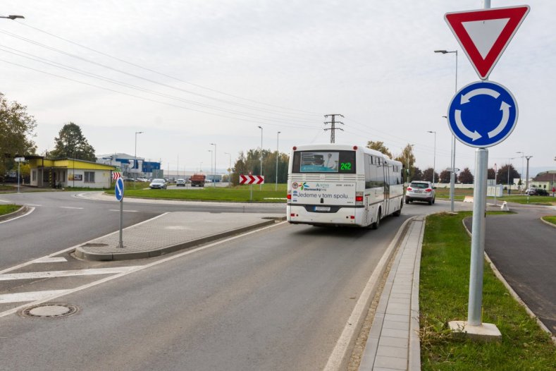 Nepřehlednou křižovatku vystřídal kruhový objezd